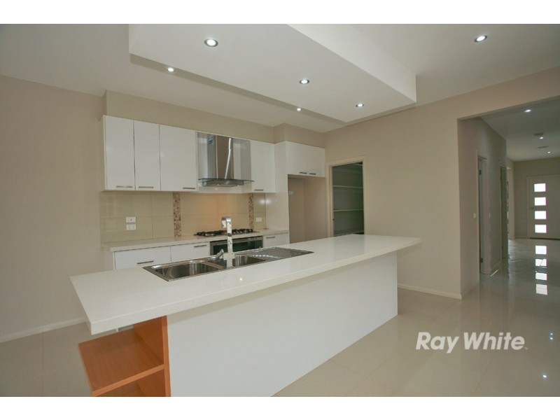 52 Linden Tree Way, Cranbourne North VIC 3977