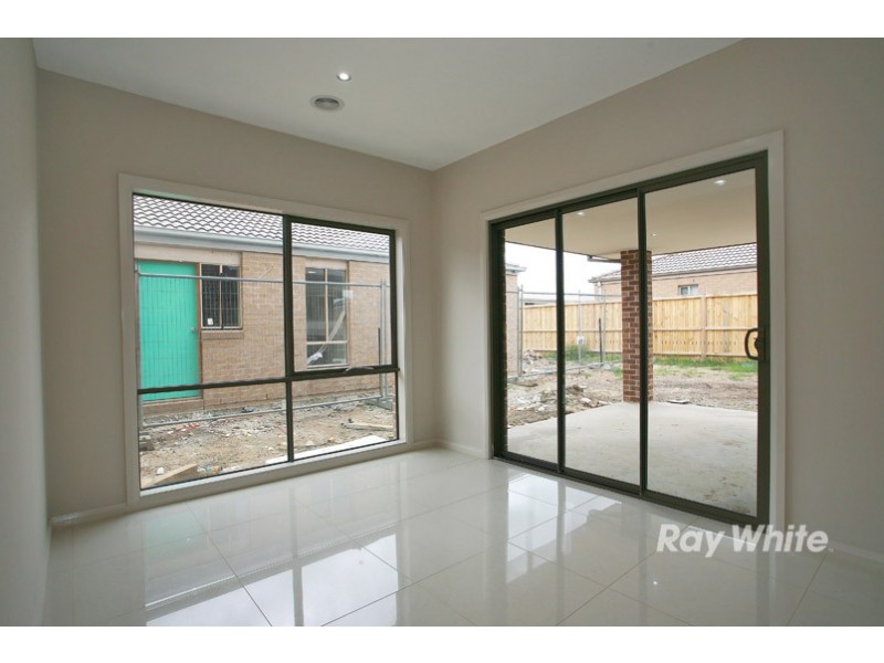 52 Linden Tree Way, Cranbourne North VIC 3977