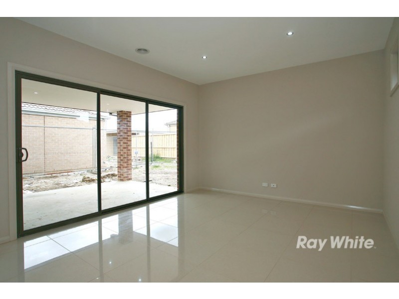 52 Linden Tree Way, Cranbourne North VIC 3977