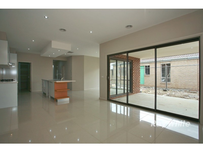52 Linden Tree Way, Cranbourne North VIC 3977