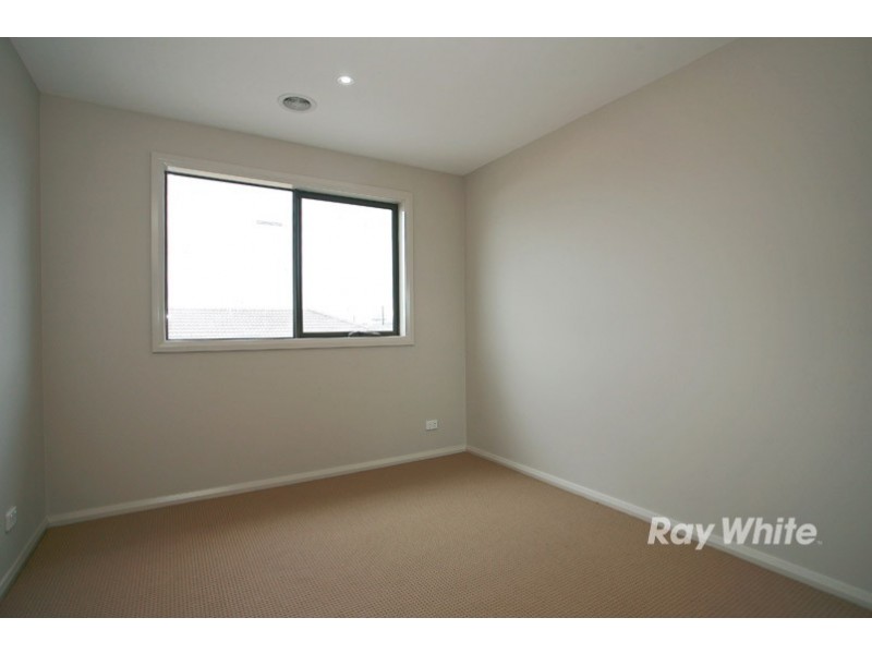 52 Linden Tree Way, Cranbourne North VIC 3977