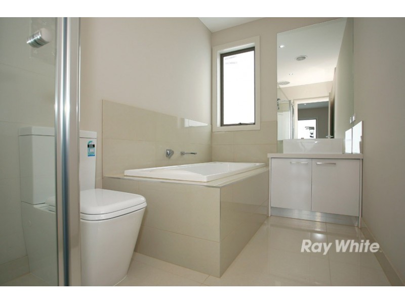 52 Linden Tree Way, Cranbourne North VIC 3977