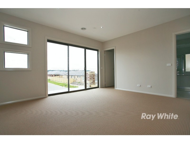 52 Linden Tree Way, Cranbourne North VIC 3977