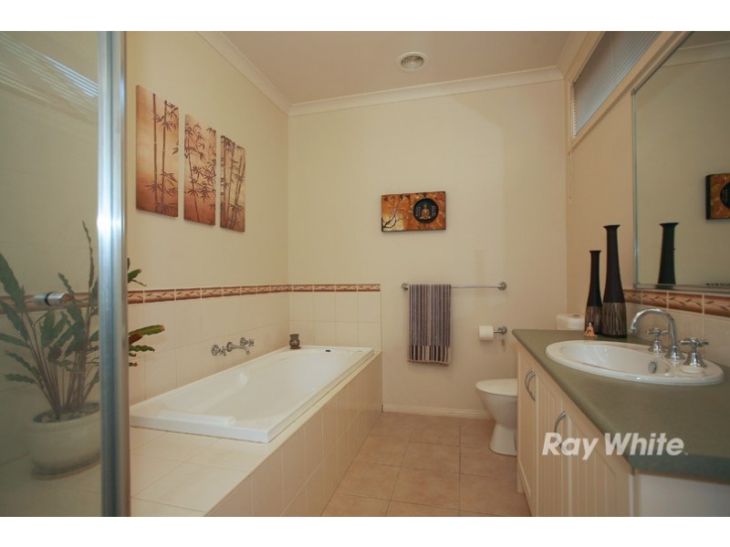 15 Gracehill Mews, Cranbourne VIC 3977
