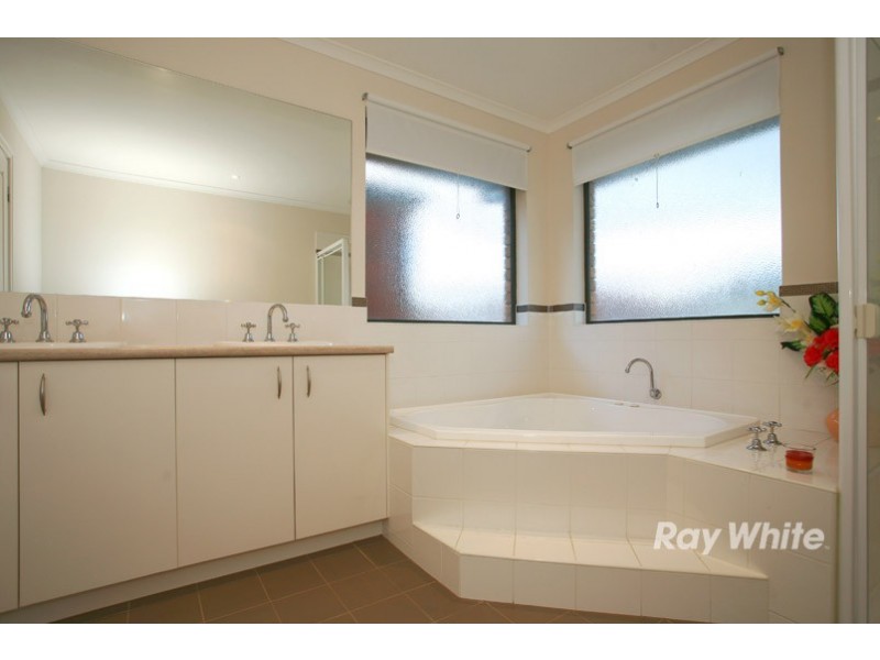 31 Amhurst Drive, Narre Warren South VIC 3805