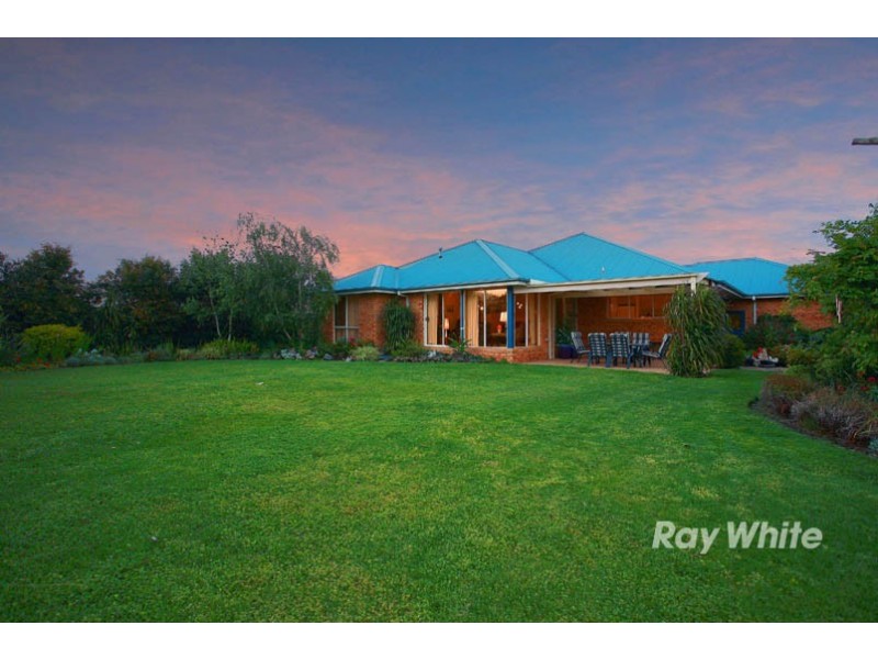 11 Prestwick Green, Cranbourne VIC 3977