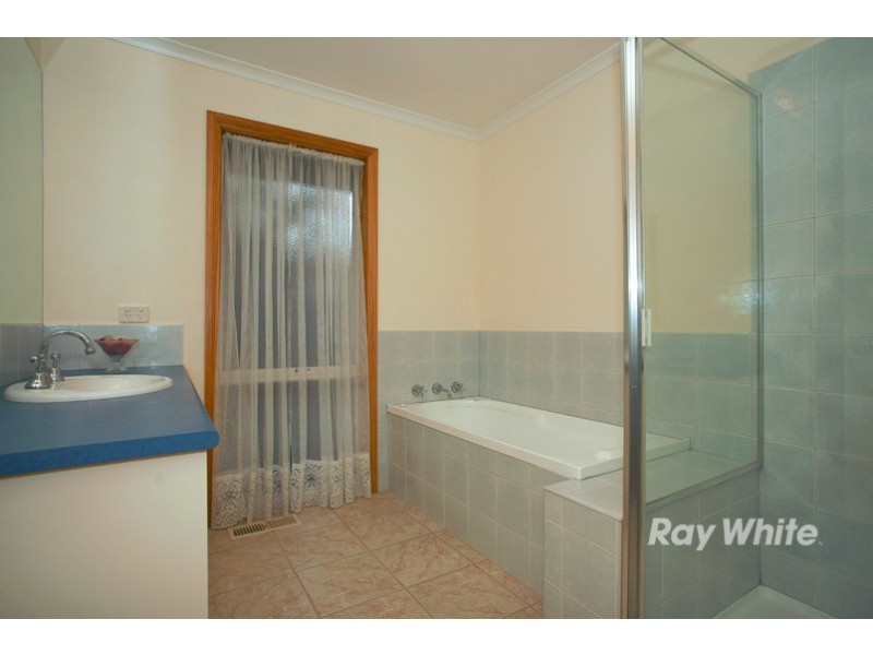 11 Prestwick Green, Cranbourne VIC 3977