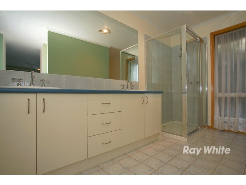 11 Prestwick Green, Cranbourne VIC 3977