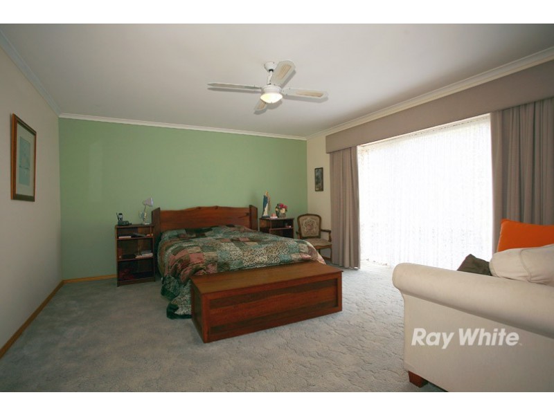 11 Prestwick Green, Cranbourne VIC 3977