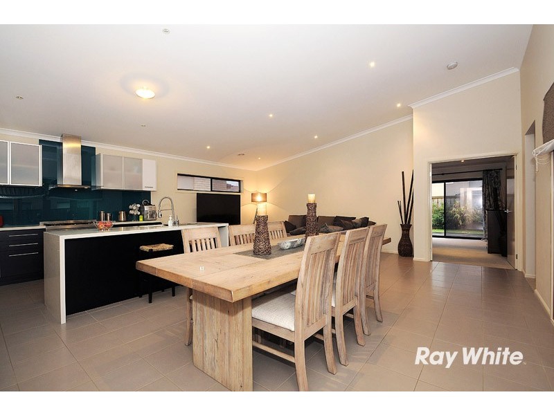 8 Honeybark Crescent, Lyndhurst VIC 3975