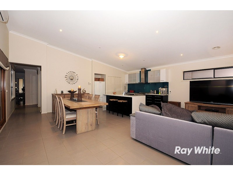 8 Honeybark Crescent, Lyndhurst VIC 3975