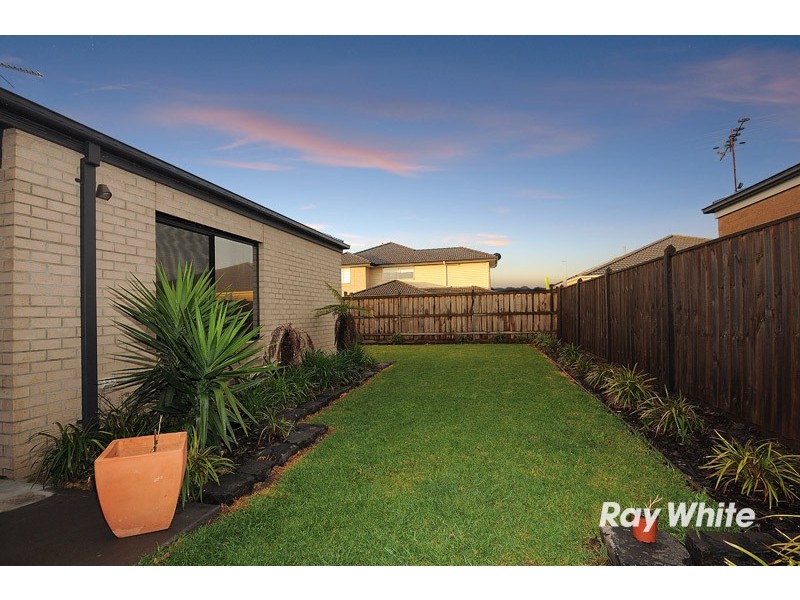 8 Honeybark Crescent, Lyndhurst VIC 3975