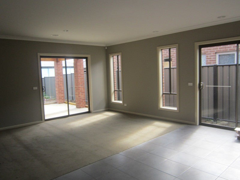 5 Morphetville Road, Clyde North VIC 3978