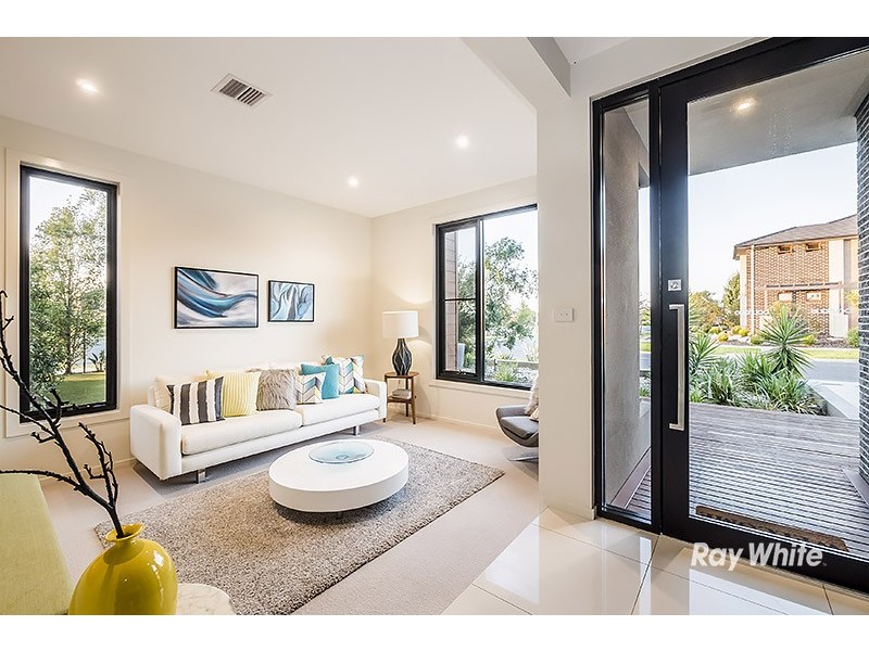 29 Flowerbloom Crescent, Clyde North VIC 3978