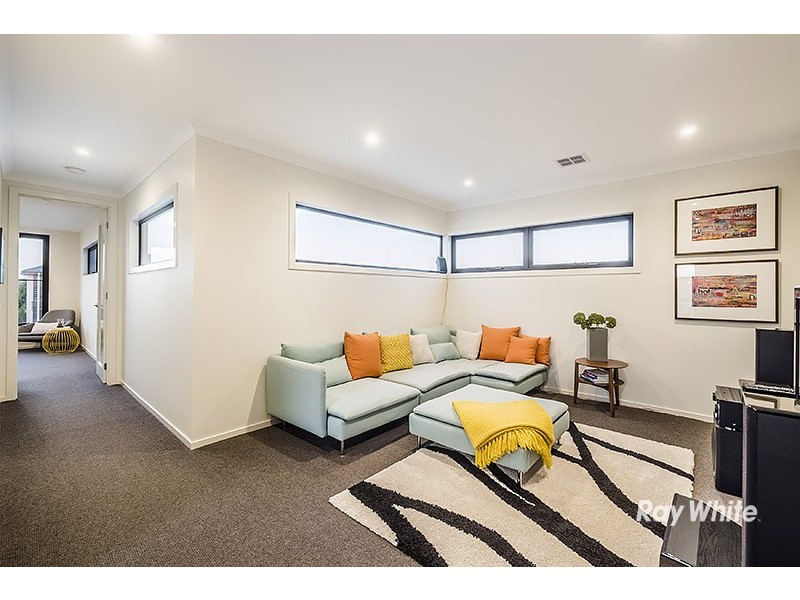 29 Flowerbloom Crescent, Clyde North VIC 3978