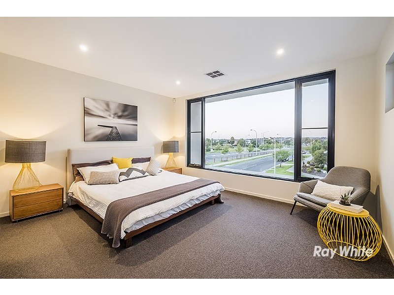 29 Flowerbloom Crescent, Clyde North VIC 3978