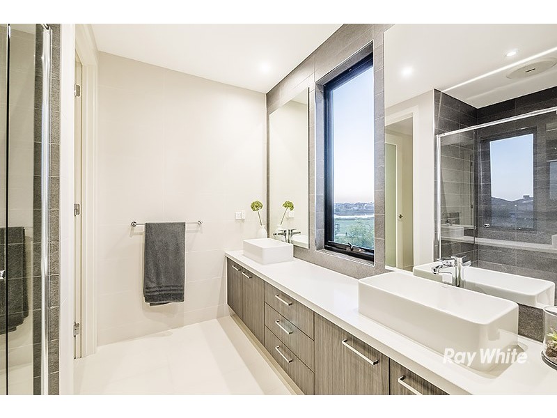 29 Flowerbloom Crescent, Clyde North VIC 3978