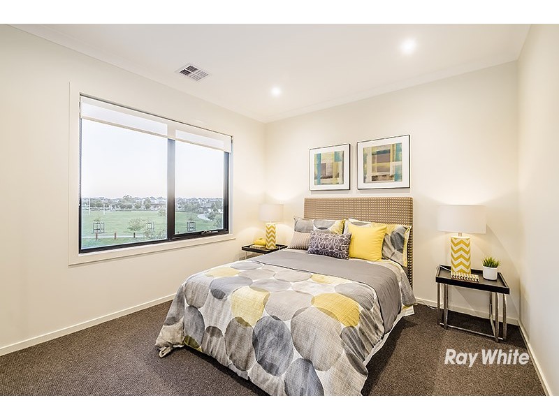29 Flowerbloom Crescent, Clyde North VIC 3978