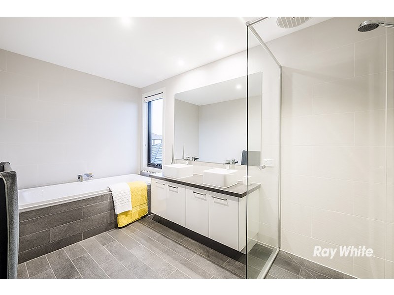 29 Flowerbloom Crescent, Clyde North VIC 3978