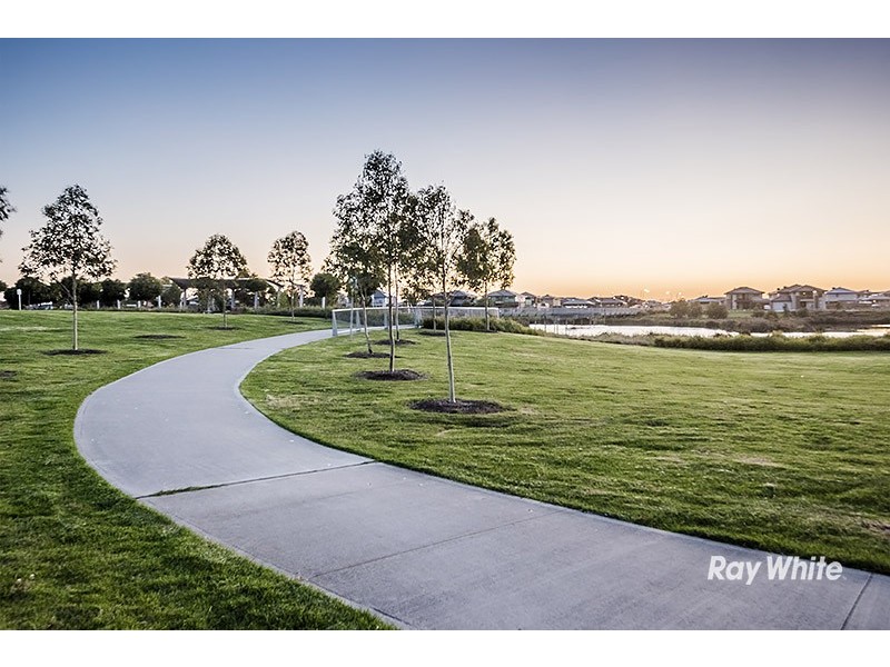 29 Flowerbloom Crescent, Clyde North VIC 3978