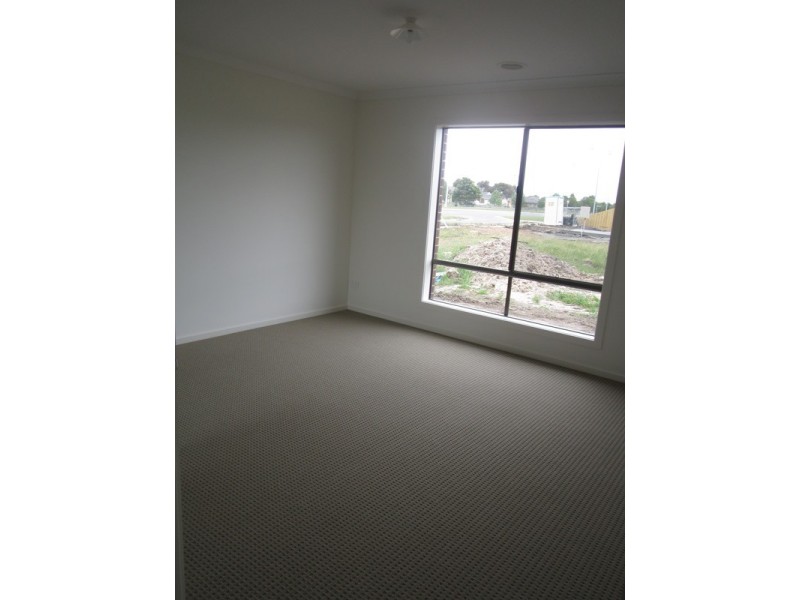 92 Linsell Boulevard, Cranbourne East VIC 3977