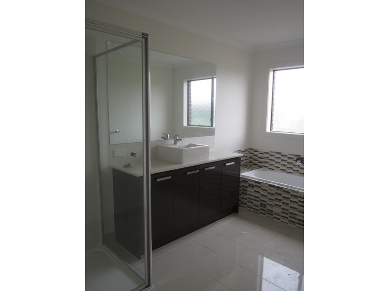 92 Linsell Boulevard, Cranbourne East VIC 3977