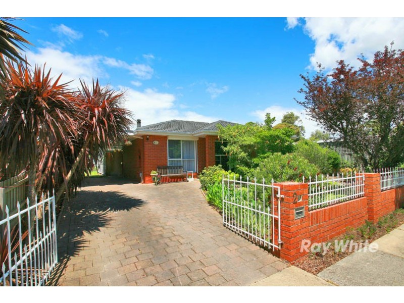 2 Gray Street, Cranbourne North VIC 3977