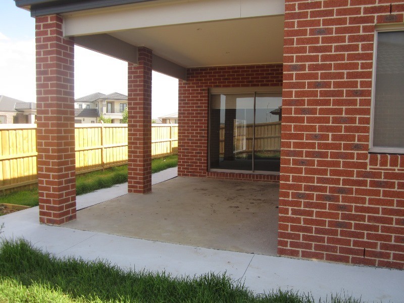 10 Barwon Street, Clyde North VIC 3978