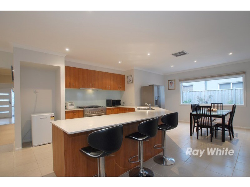 74 Melington Drive, Lyndhurst VIC 3975