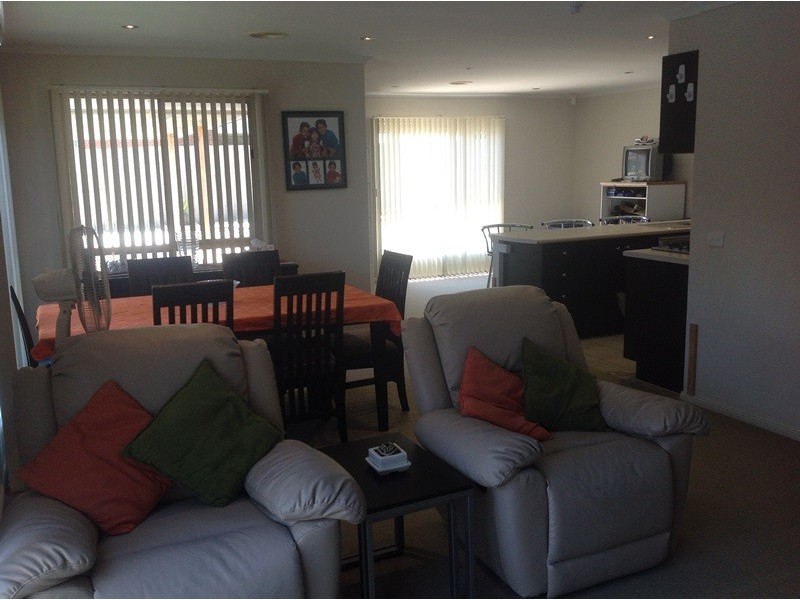 27 Taplan Crescent, Cranbourne West VIC 3977