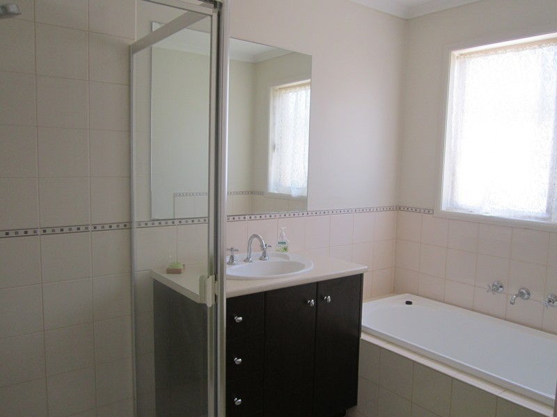 27 Taplan Crescent, Cranbourne West VIC 3977