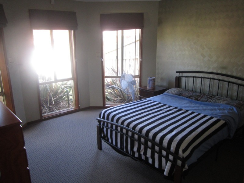 1/15 Jacinta Drive, Cranbourne West VIC 3977