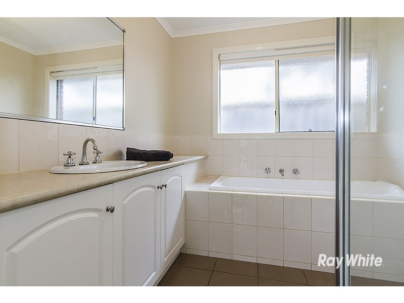 5 Blainroe Crescent, Cranbourne VIC 3977