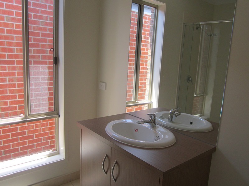 18 Jutland Close, Clyde North VIC 3978