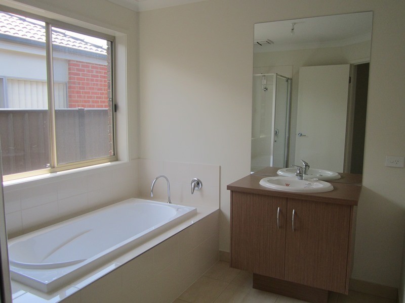 18 Jutland Close, Clyde North VIC 3978