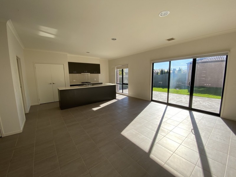 27 Park Orchard Drive, Pakenham VIC 3810