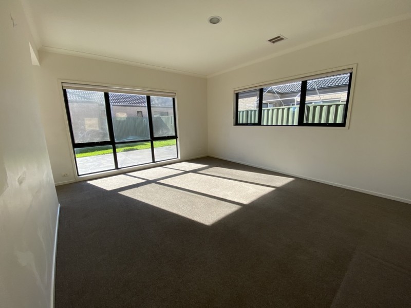 27 Park Orchard Drive, Pakenham VIC 3810