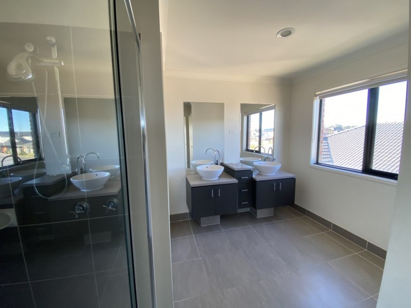 27 Park Orchard Drive, Pakenham VIC 3810