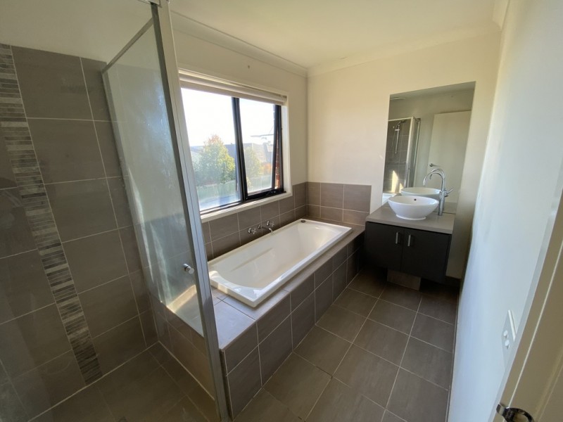 27 Park Orchard Drive, Pakenham VIC 3810