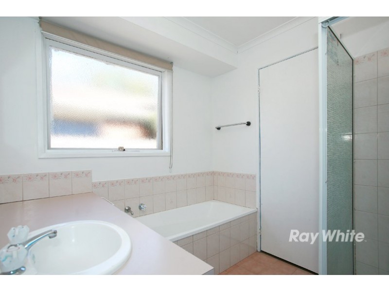 8 Bates Street, Cranbourne West VIC 3977