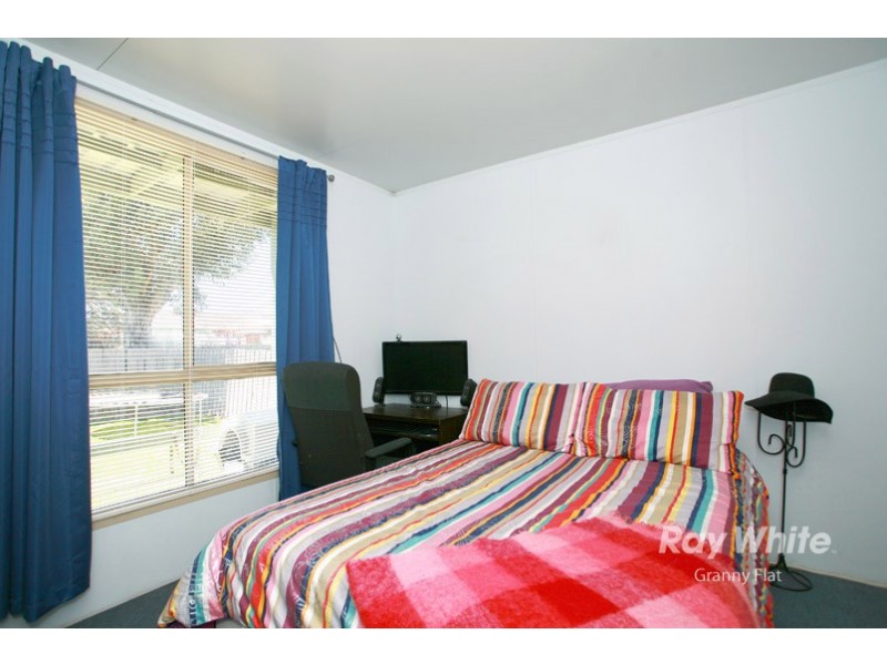 8 Bates Street, Cranbourne West VIC 3977