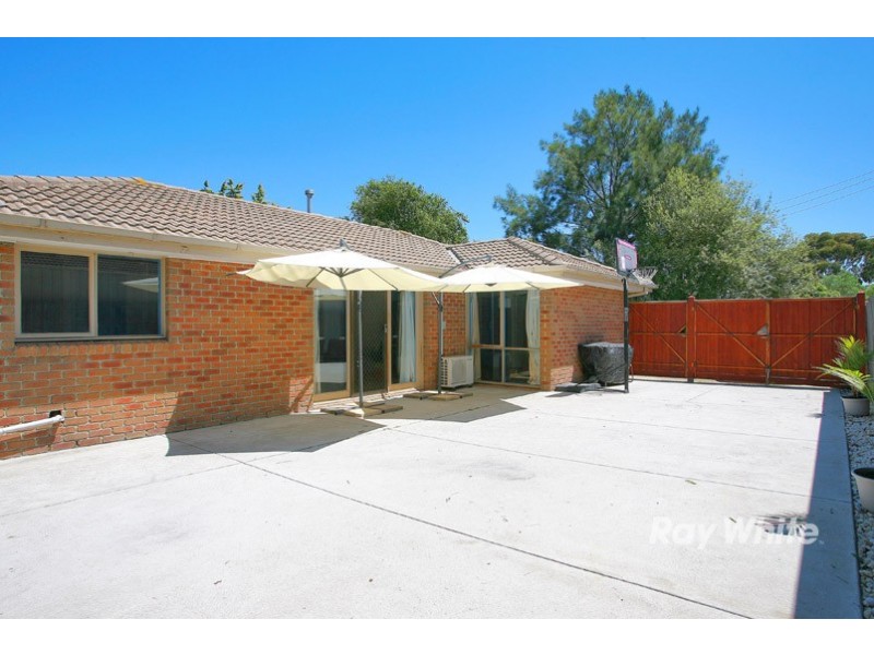 8 Bates Street, Cranbourne West VIC 3977