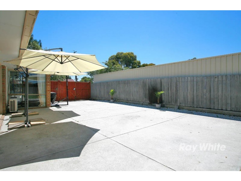 8 Bates Street, Cranbourne West VIC 3977