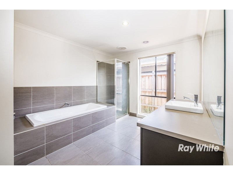 28 Stanford Street, Cranbourne West VIC 3977