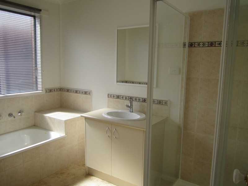 2B Dunlavin Way, Cranbourne East VIC 3977