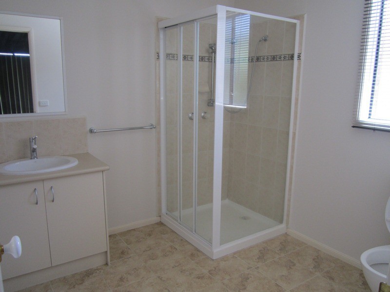 2B Dunlavin Way, Cranbourne East VIC 3977