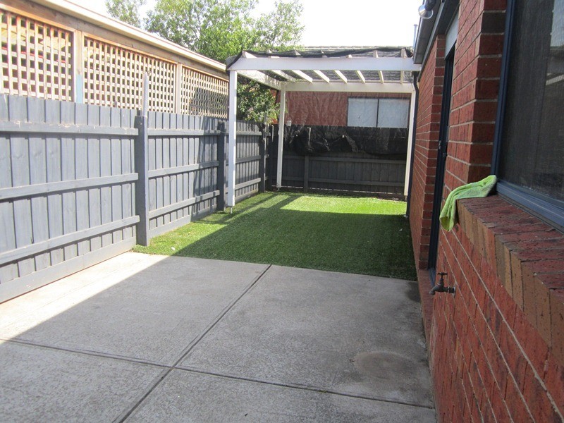 2B Dunlavin Way, Cranbourne East VIC 3977