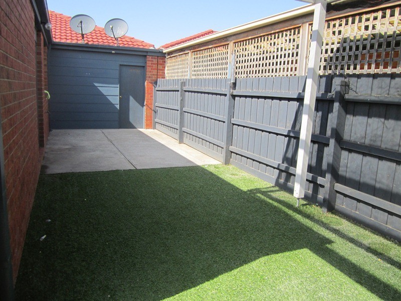 2B Dunlavin Way, Cranbourne East VIC 3977