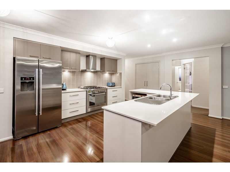 9 Albida Parade, Lyndhurst VIC 3975