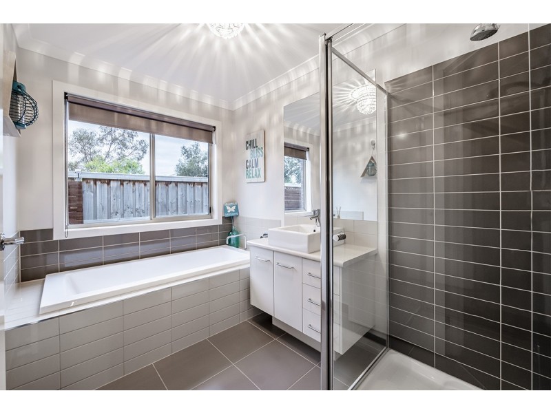 9 Albida Parade, Lyndhurst VIC 3975